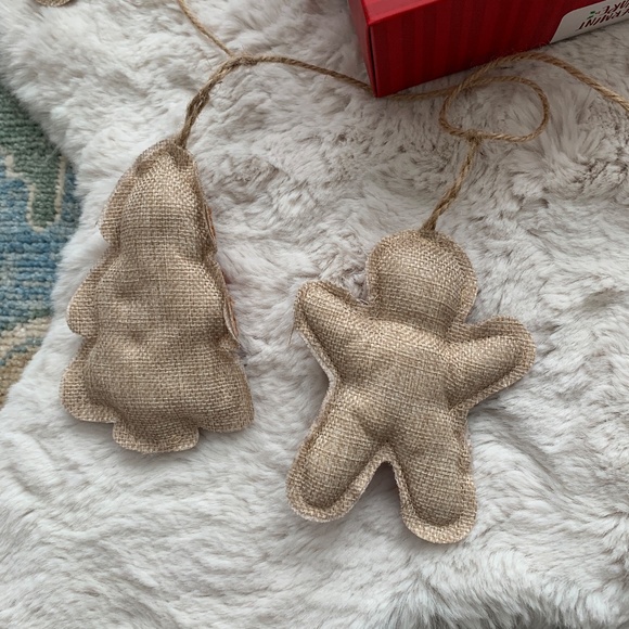 Peppermint Square Gingerbread Man Christmas Garland - Picture 13 of 14